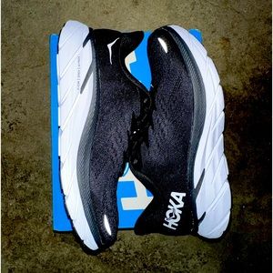 HOKA WOMENS TENNIS SHOES / SNEAKERS SIZE 6.5 BRAND NEW BLACK WHITE CASUAL WEAR